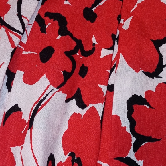 Signature by Robbie Bee Skirt Size 6P White Red Black Floral Pleats Zipper - Picture 5 of 12